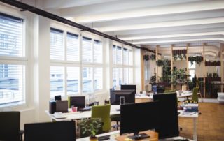 Espace de bureau vide avec chaises, tables et fenêtres