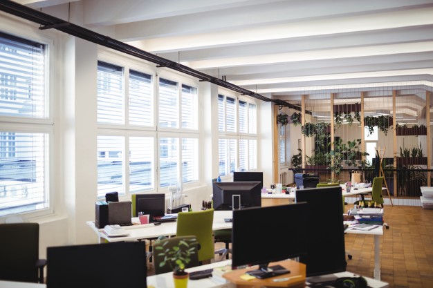 Espace de bureau vide avec chaises, tables et fenêtres