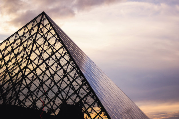 Pointe de la pyramide du Louvre
